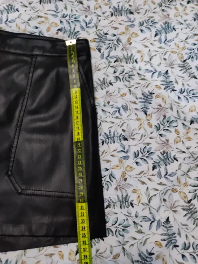 Pantalón corto polipiel negro