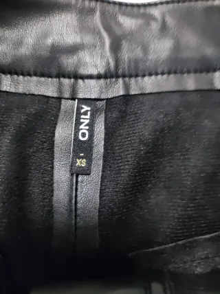 Pantalón corto polipiel negro