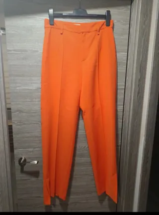 Pantalón pinzas naranja MANGO