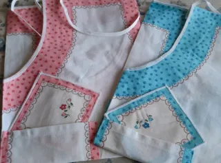 Coppia grembiuli donna con tasca + presine uguali