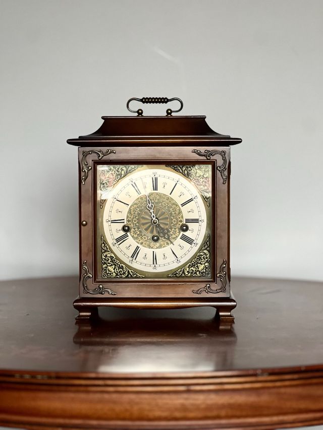 Reloj de sobremesa estilo biblioteca