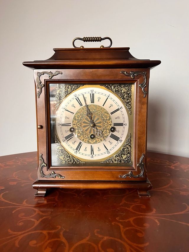 Reloj de sobremesa estilo biblioteca