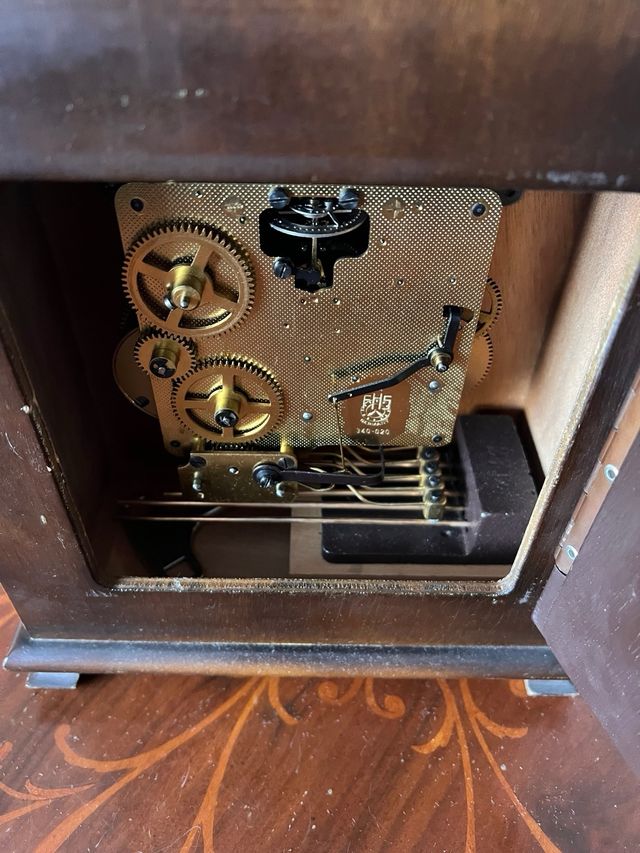 Reloj de sobremesa estilo biblioteca