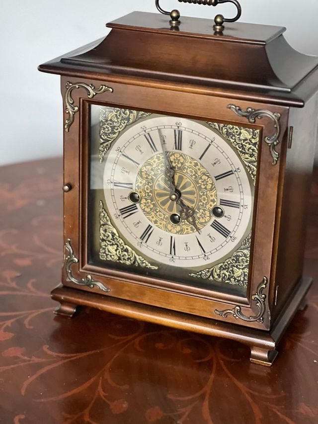 Reloj de sobremesa estilo biblioteca