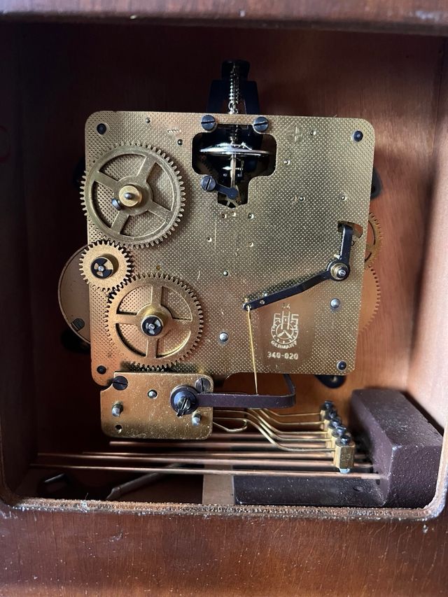 Reloj de sobremesa estilo biblioteca