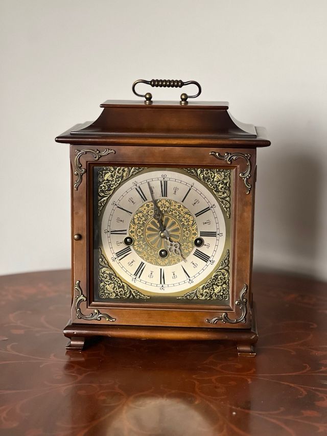 Reloj de sobremesa estilo biblioteca