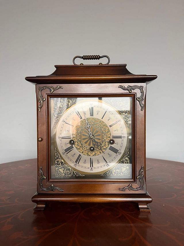 Reloj de sobremesa estilo biblioteca