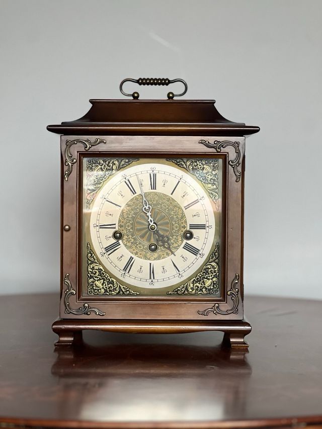 Reloj de sobremesa estilo biblioteca