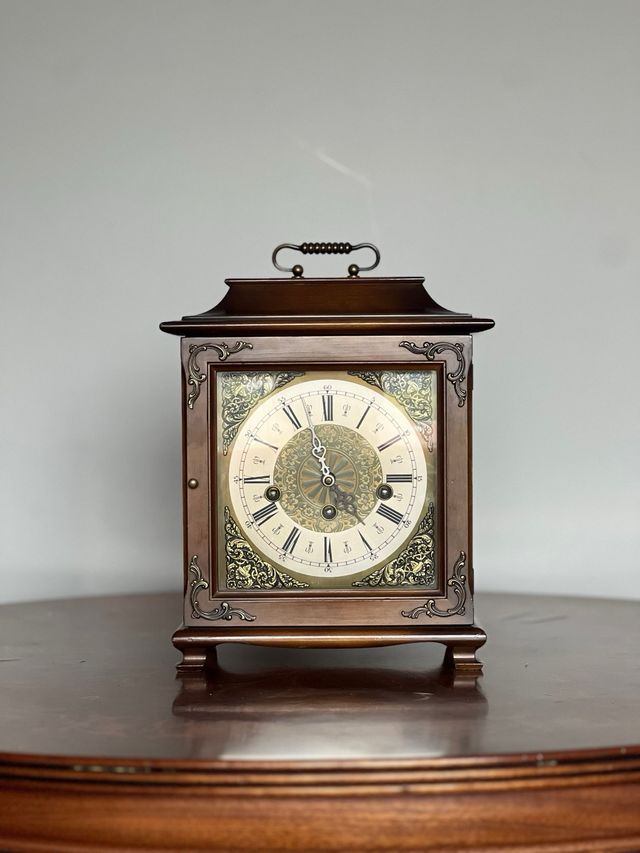 Reloj de sobremesa estilo biblioteca