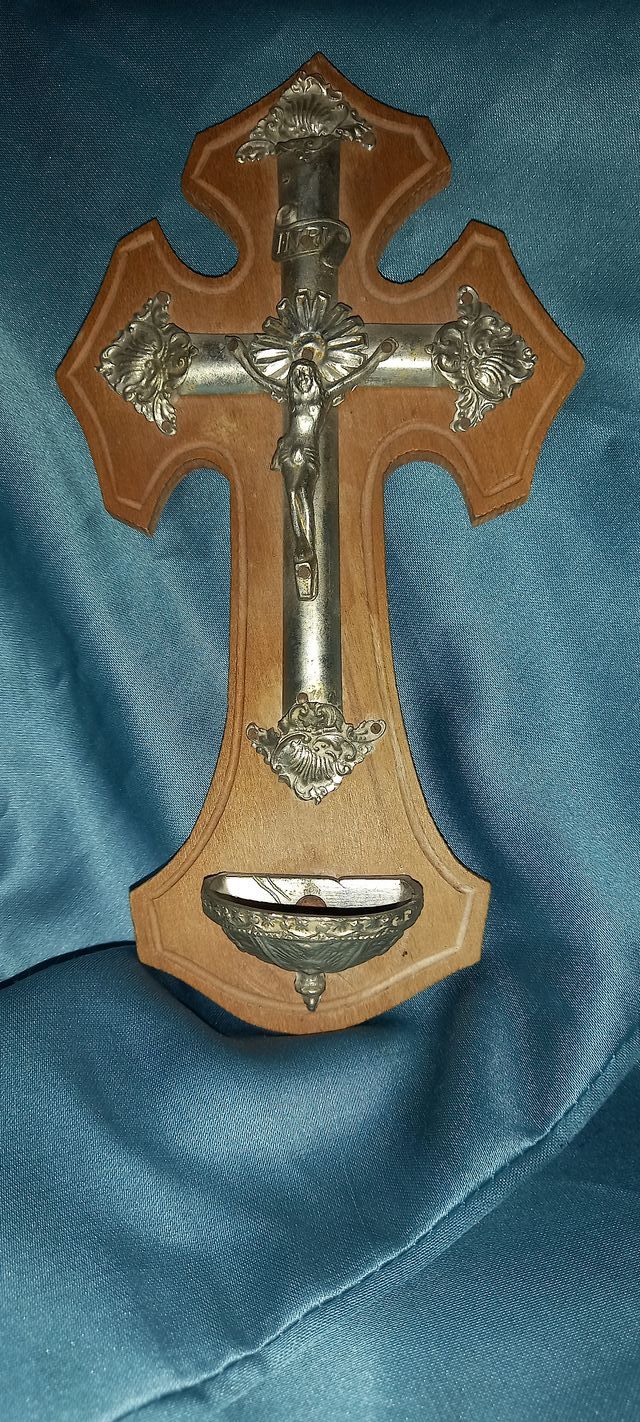 Benditera de madera con crucifijo