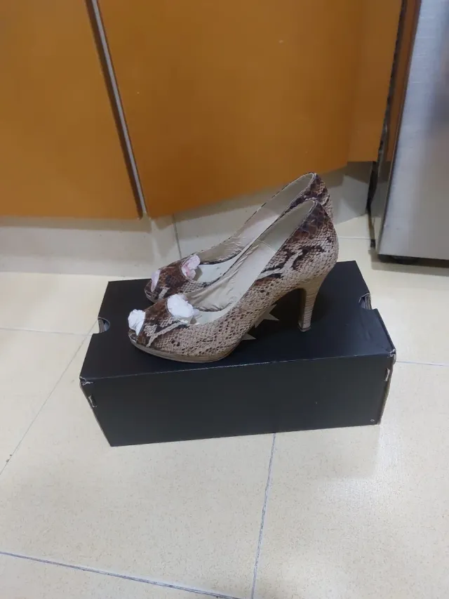 Zapatos de tacón con estampado de serpiente