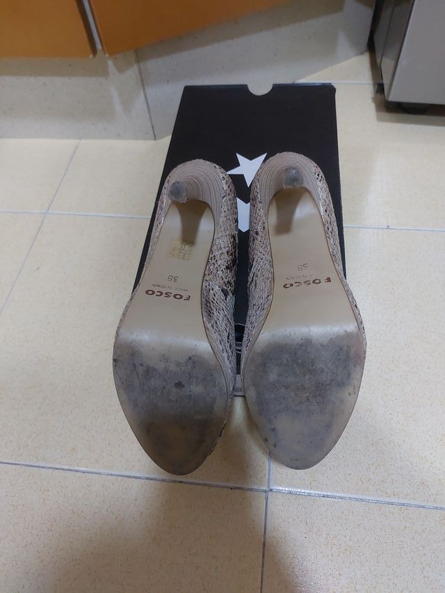 Zapatos de tacón con estampado de serpiente