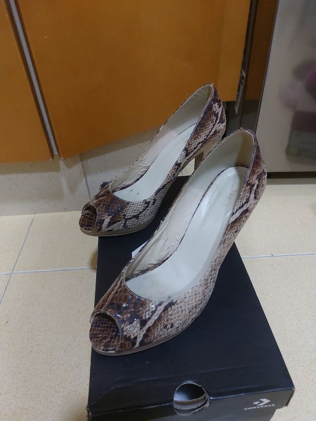 Zapatos de tacón con estampado de serpiente