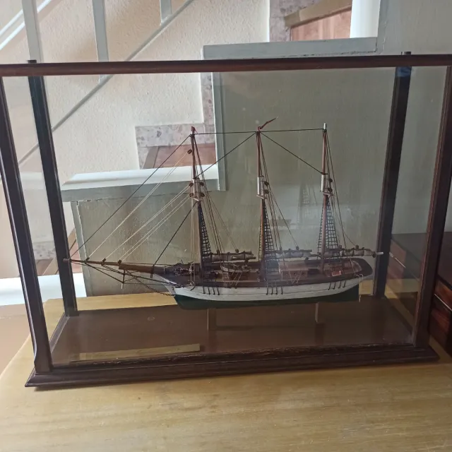 Maqueta velero en vitrina
