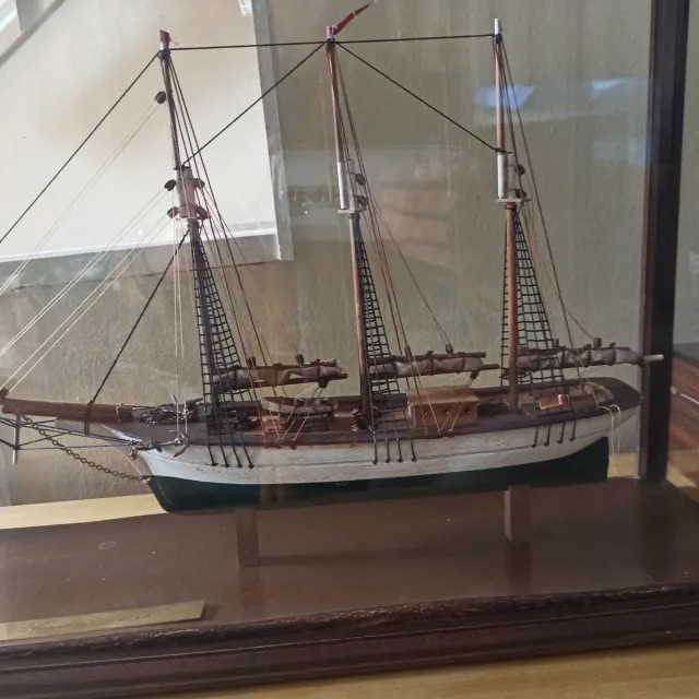 Maqueta velero en vitrina