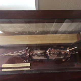 Maqueta velero en vitrina