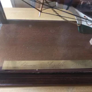 Maqueta velero en vitrina