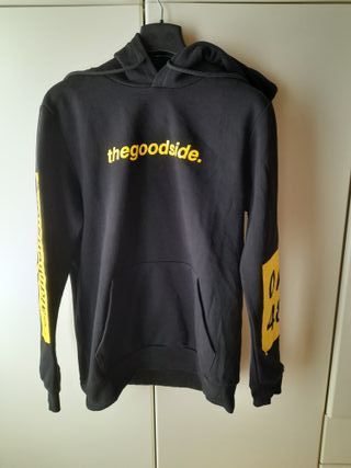 Felpa Bershka nera con dettagli gialli