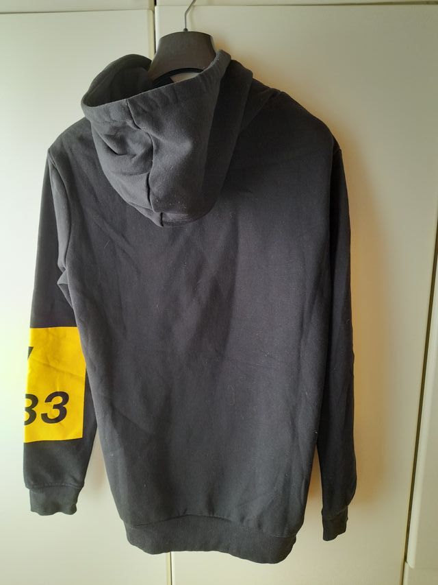 Felpa Bershka nera con dettagli gialli