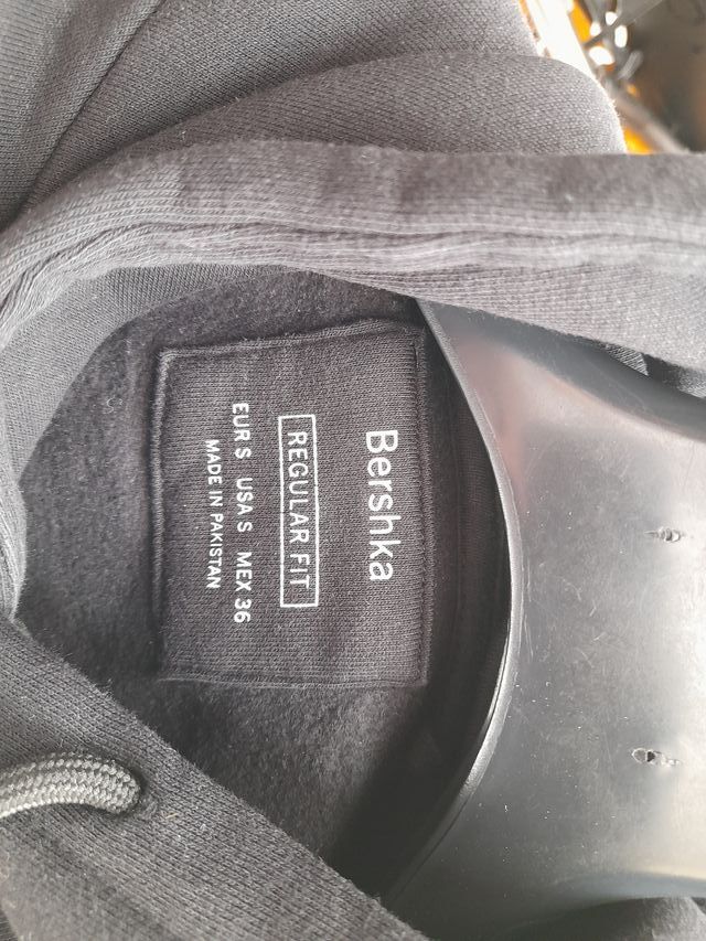 Felpa Bershka nera con dettagli gialli