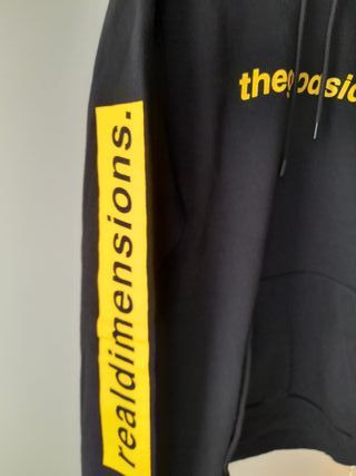 Felpa Bershka nera con dettagli gialli