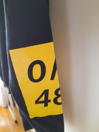 Felpa Bershka nera con dettagli gialli