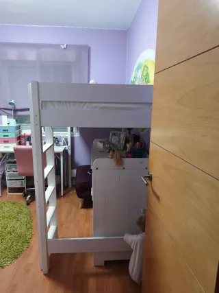 Cama alta blanca de madera