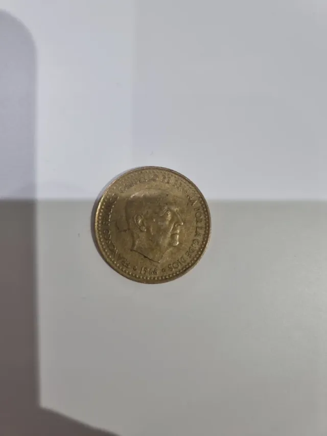 Moneda antigua con escudo