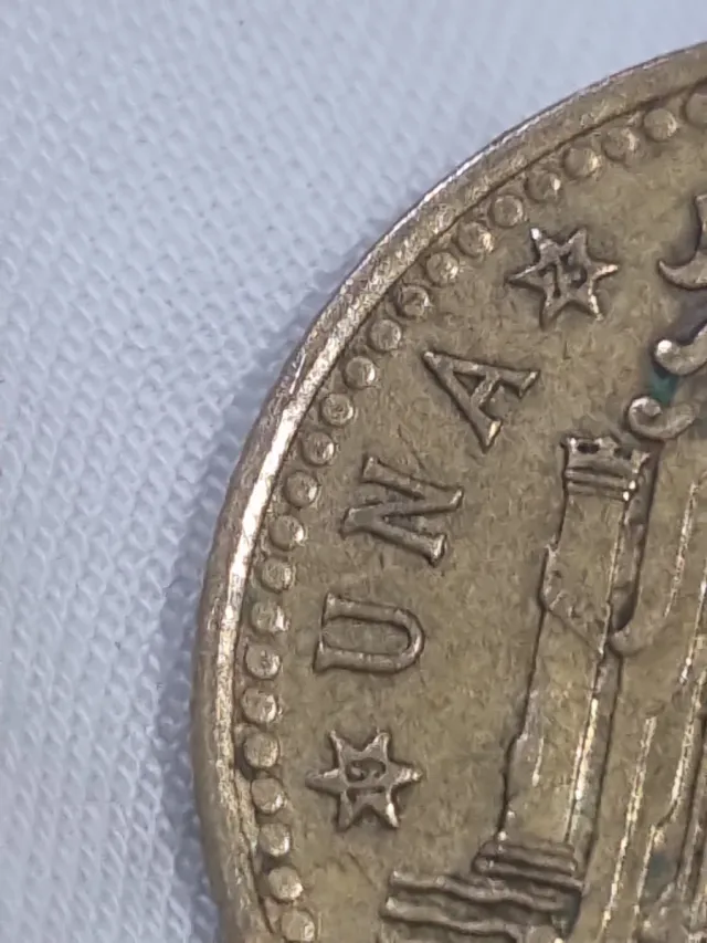 Moneda antigua con escudo