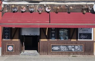 Toldo retráctil marrón y rojo