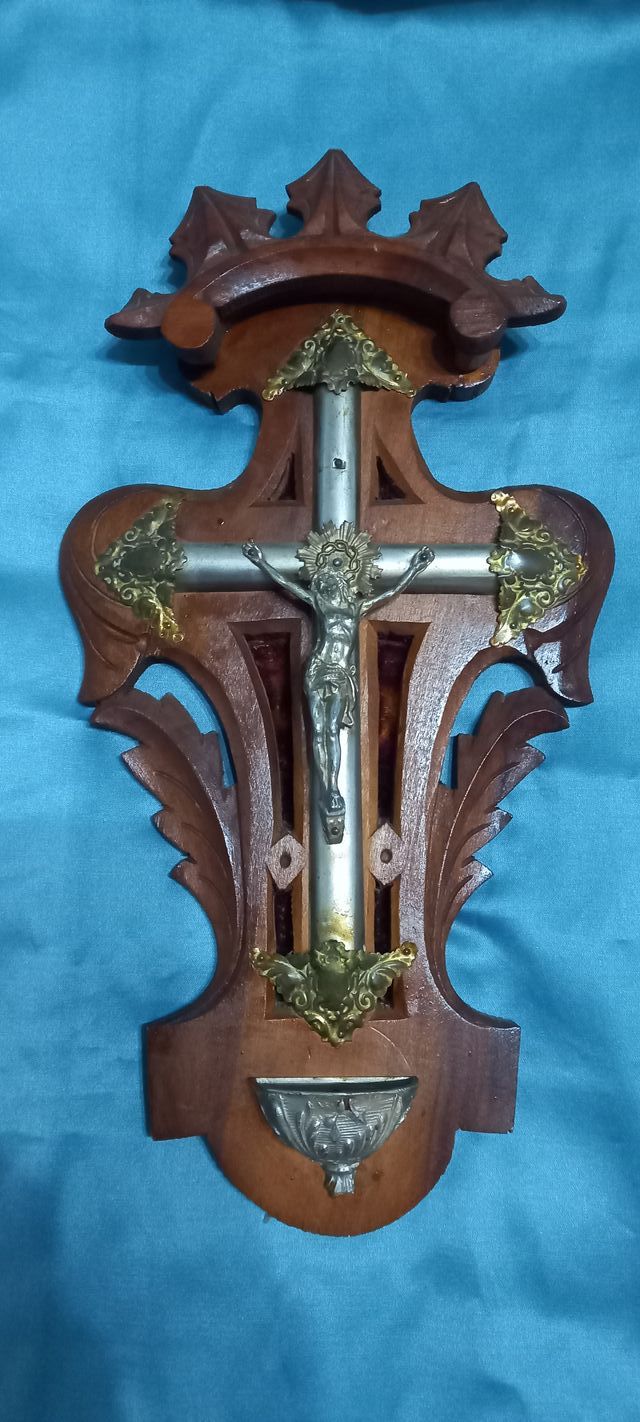 Benditera de madera con crucifijo