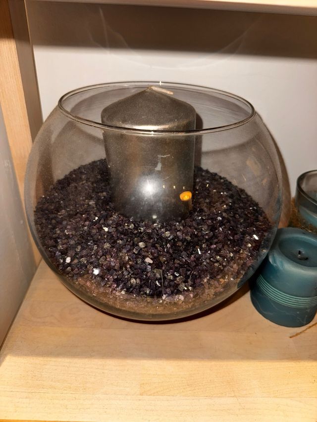 Vela gigante de cristal con piedras moradas