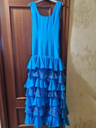 Traje de flamenca azul con volantes hecho a mano