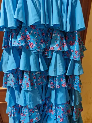 Traje de flamenca azul con volantes hecho a mano