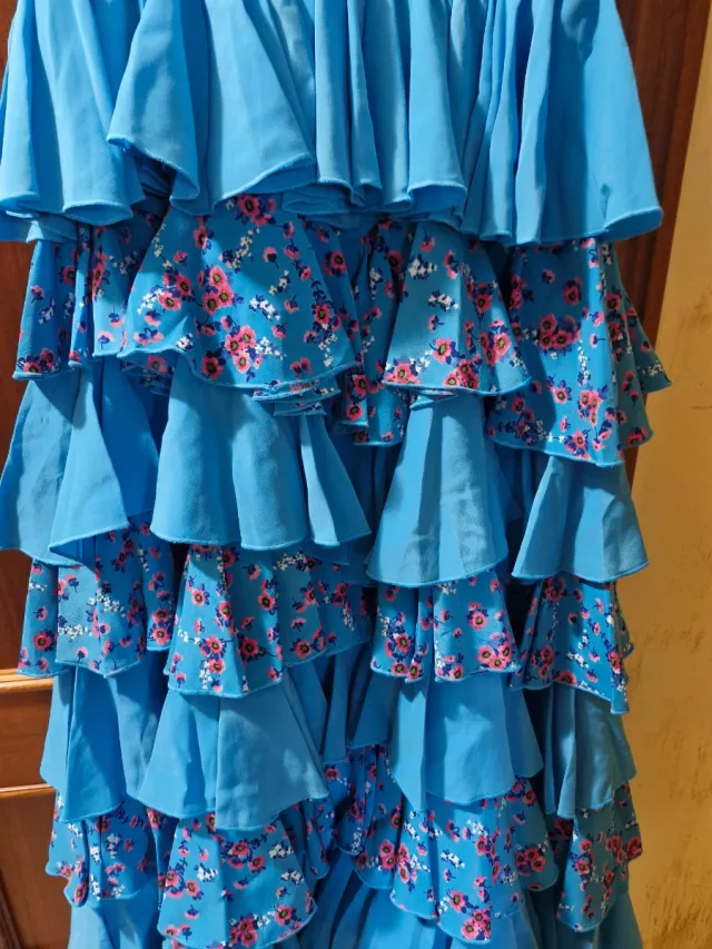 Traje de flamenca azul con volantes hecho a mano