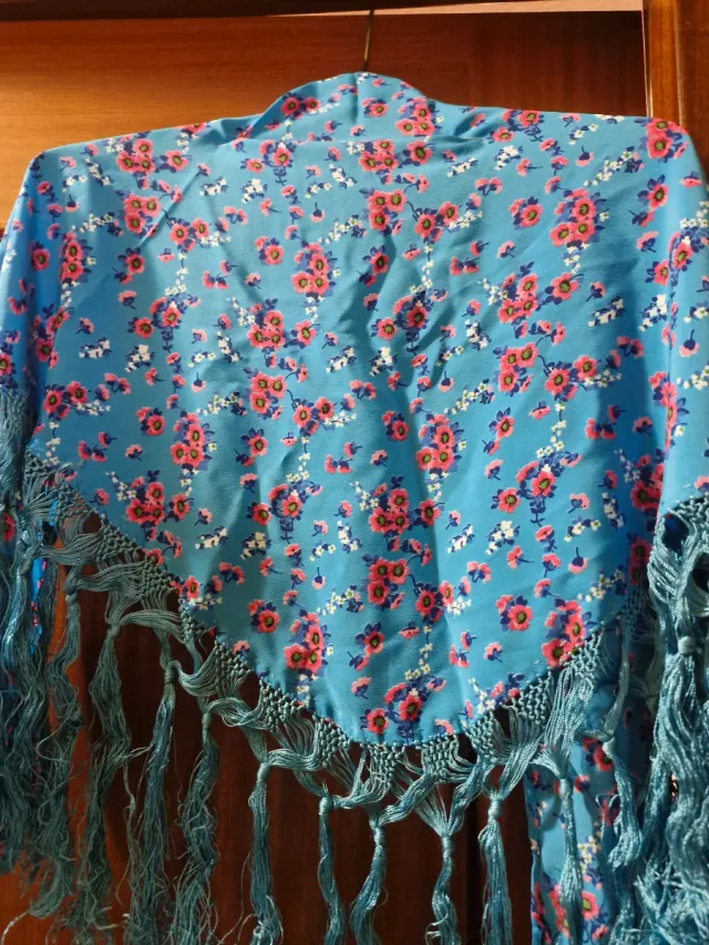 Traje de flamenca azul con volantes hecho a mano
