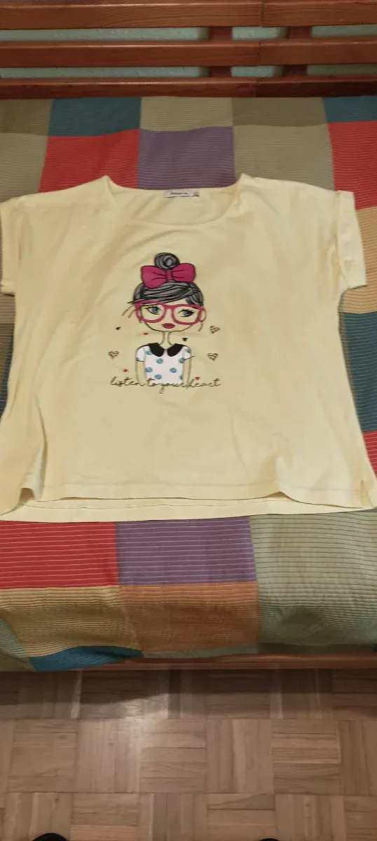 Maglietta gialla con disegno di ragazza