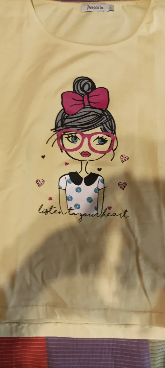 Maglietta gialla con disegno di ragazza