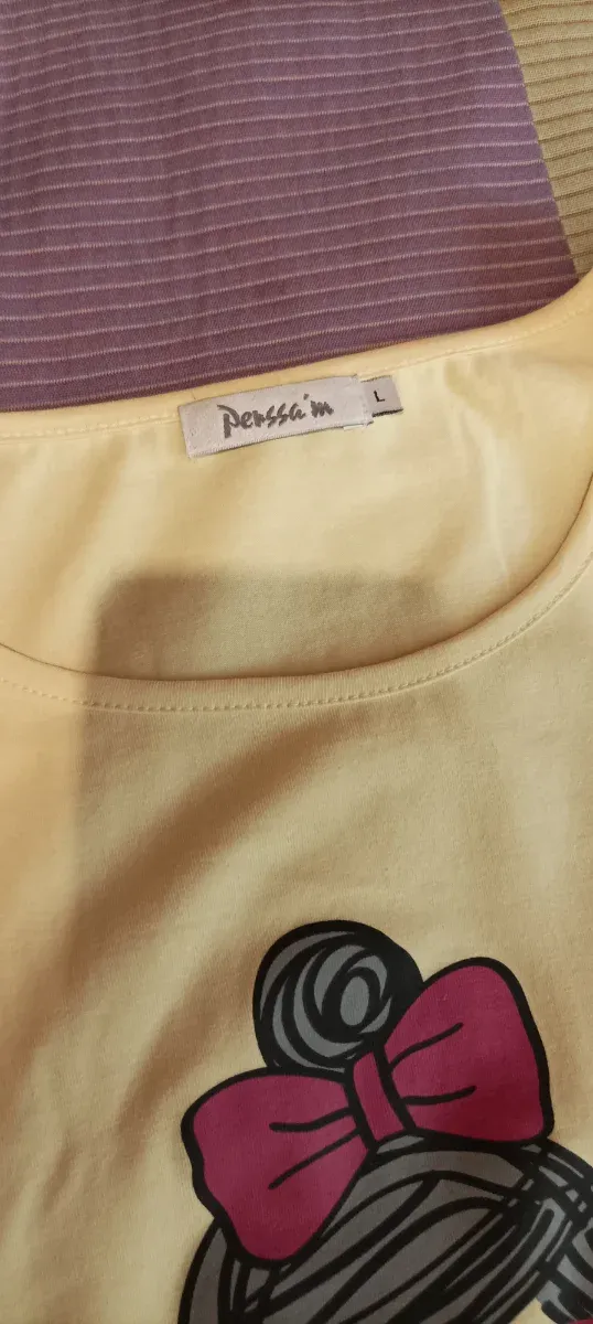 Maglietta gialla con disegno di ragazza