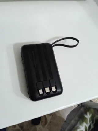 Powerbank nero con cavi integrati