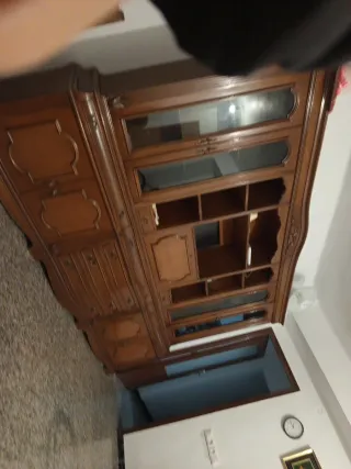 Vitrina grande de madera y cristal