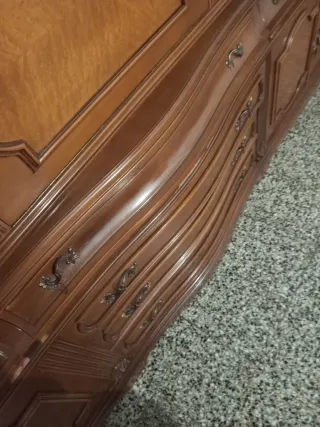 Vitrina grande de madera y cristal