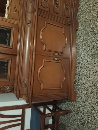 Vitrina grande de madera y cristal