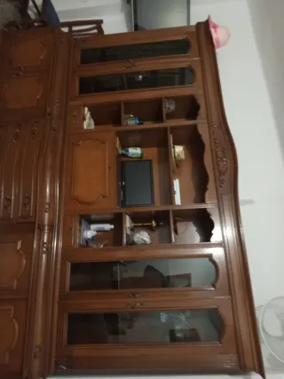 Vitrina grande de madera y cristal