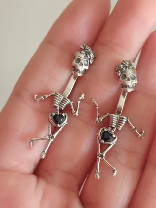 Pendientes calavera circonita negra plata