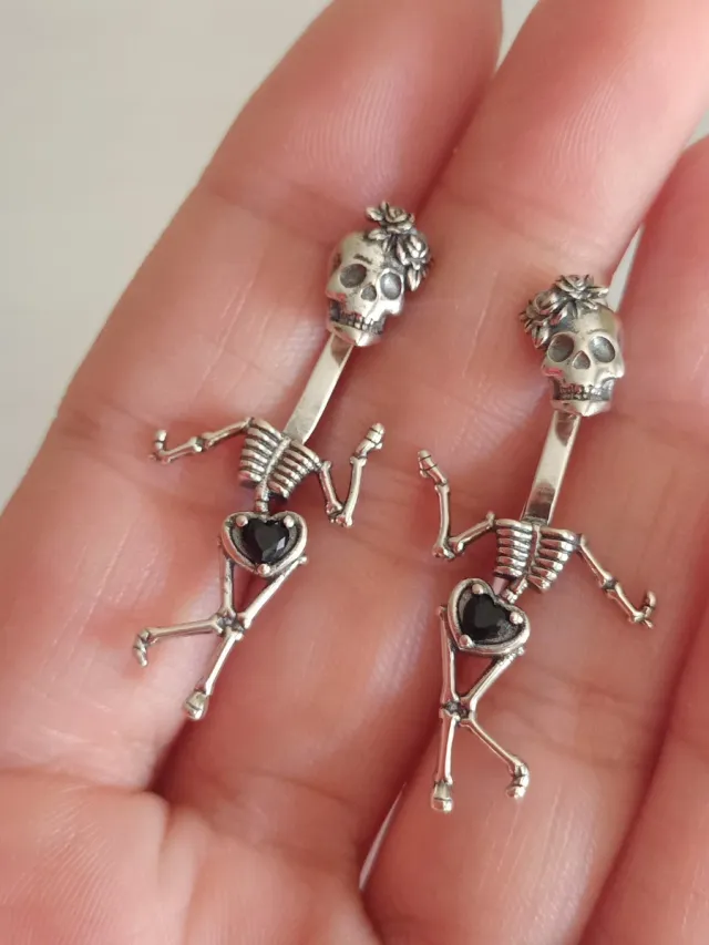 Pendientes calavera circonita negra plata