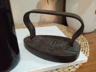 Antigua plancha de hierro labrada