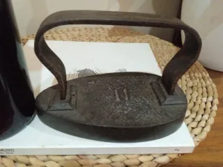 Antigua plancha de hierro labrada