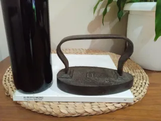 Antigua plancha de hierro labrada