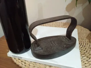 Antigua plancha de hierro labrada